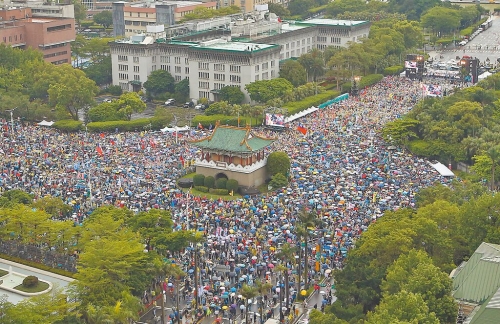 国民党26日在凯道举行「反绿共、战独裁」活动,大批支持民众不畏风雨前来声援,现场宣布超过25万人参与。 国民党26日在凯道举行「反绿共、战独裁」活动,大批支持民众不畏风雨前来声援,现场宣布超过25万人参与。