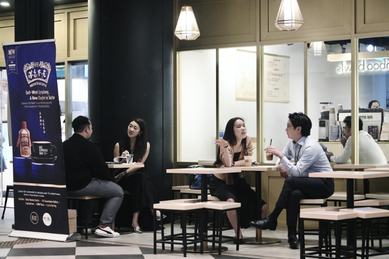 他指近年新加坡政府“起势加消费税”,4年间由7%加至现时的9%。 他指近年新加坡政府“起势加消费税”,4年间由7%加至现时的9%。