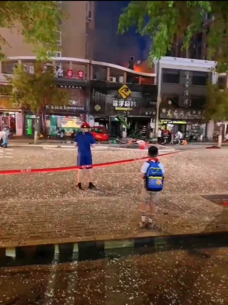 事故现场满地玻璃碎片。 X@吴文行wengxinwu 事故现场满地玻璃碎片。 X@吴文行wengxinwu