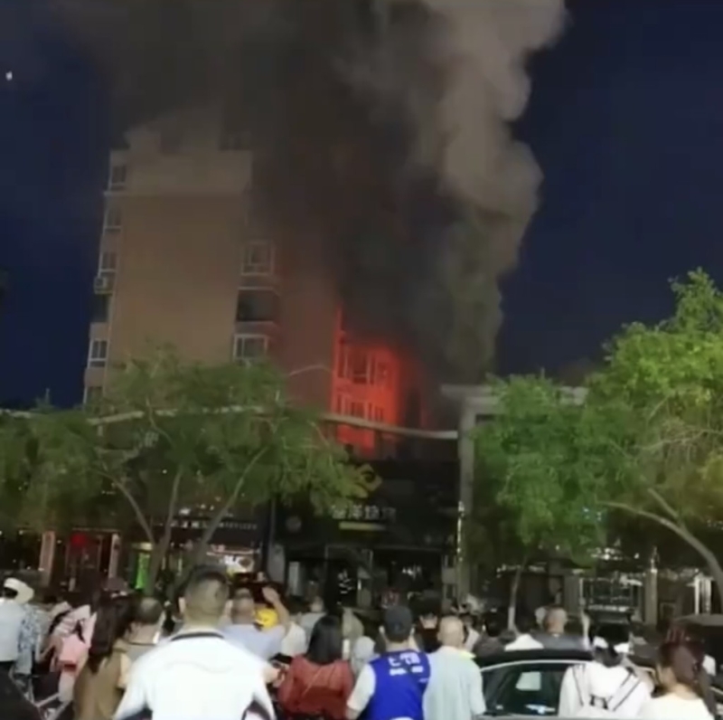 事故现场浓烟滚滚。 中新视频 事故现场浓烟滚滚。 中新视频