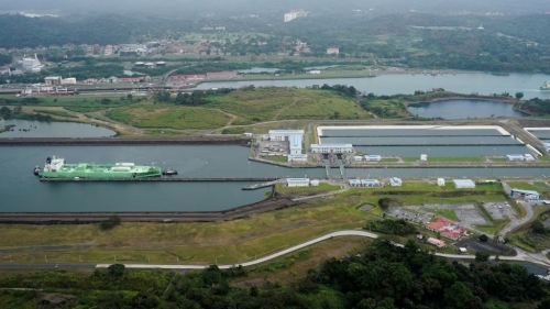 特朗普称美船只应被允许免费通过巴拿马运河和苏伊士运河。 路透社 特朗普称美船只应被允许免费通过巴拿马运河和苏伊士运河。 路透社