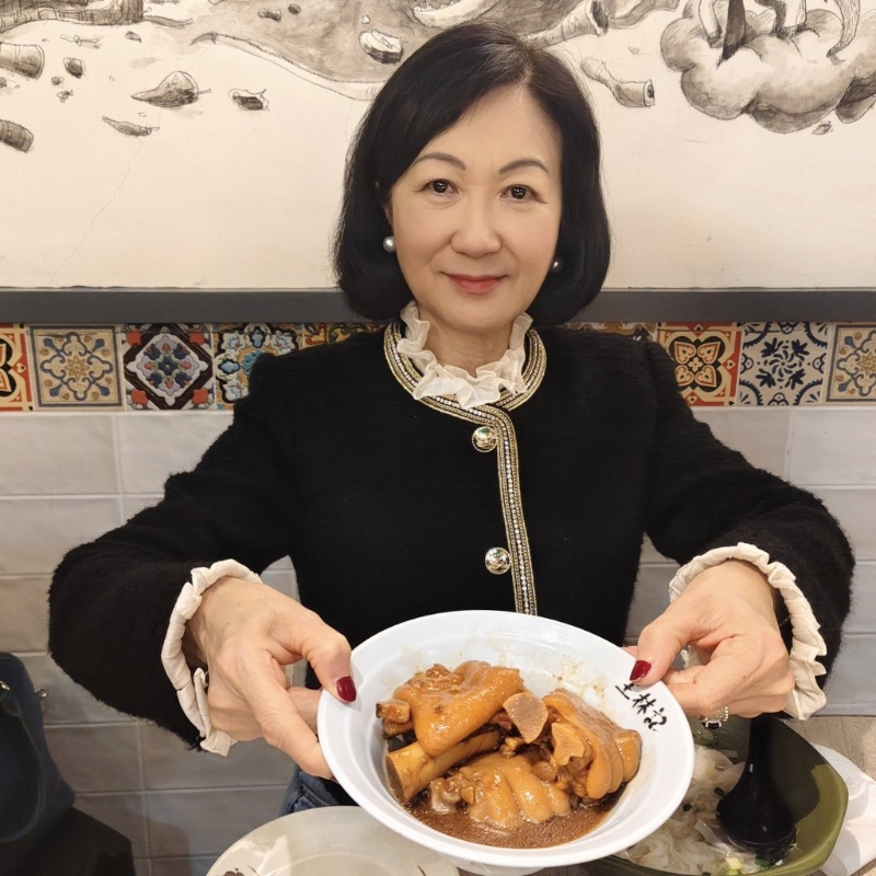 叶刘日前重游本港著名特色食街及旅游点筲箕湾东大街,并帮衬在东大街屹立多年的食肆。叶刘FB 叶刘日前重游本港著名特色食街及旅游点筲箕湾东大街,并帮衬在东大街屹立多年的食肆。叶刘FB