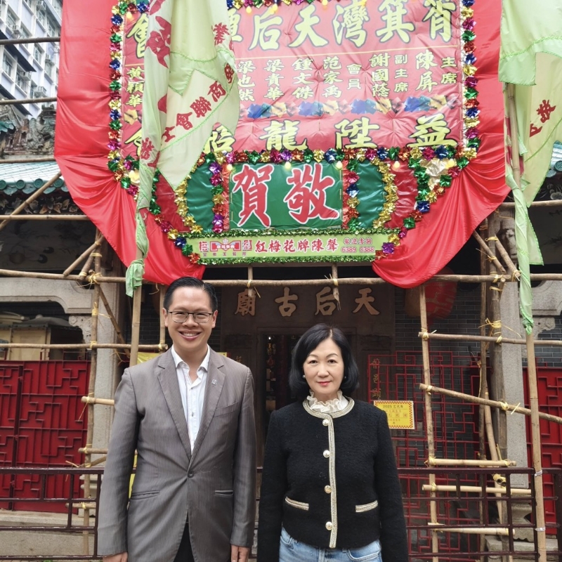 东大街除了各式食肆林立外,短短一条街已有3座历史悠久的庙宇(包括天后庙、城隍庙及谭公庙)。 东大街除了各式食肆林立外,短短一条街已有3座历史悠久的庙宇(包括天后庙、城隍庙及谭公庙)。