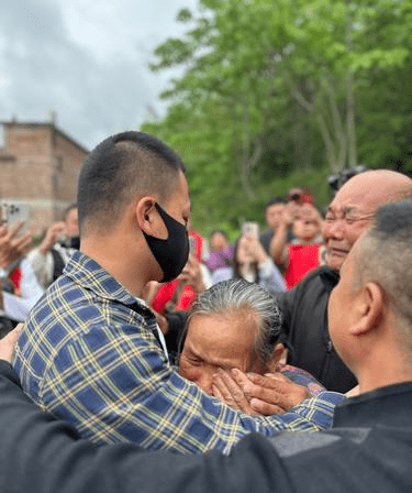 人販「梅姨案」被拐孩子鍾彬回家認親。