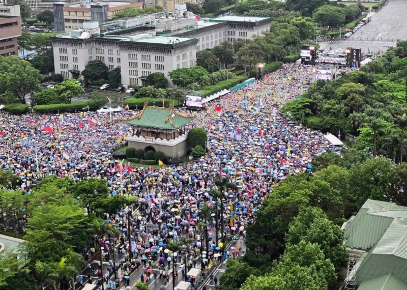 国民党号召426上凯道游行,景福门空拍画面超震撼。 国民党号召426上凯道游行,景福门空拍画面超震撼。