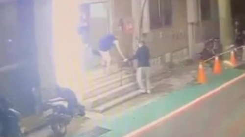 死者(右一)到弟弟家借住最后身影。 网图 死者(右一)到弟弟家借住最后身影。 网图