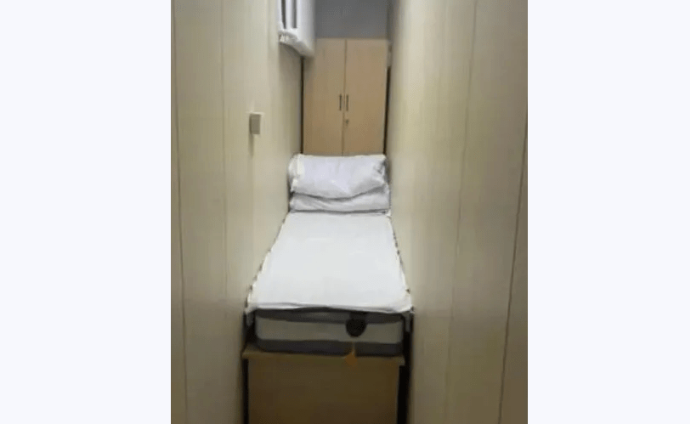 住客在「棺材房」基本沒有活動空間。上游新聞