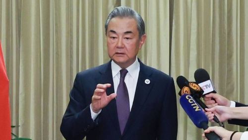 王毅26日在哈萨克斯坦出席中国-中亚外长第六次会晤。新华社资料图片 王毅26日在哈萨克斯坦出席中国-中亚外长第六次会晤。新华社资料图片