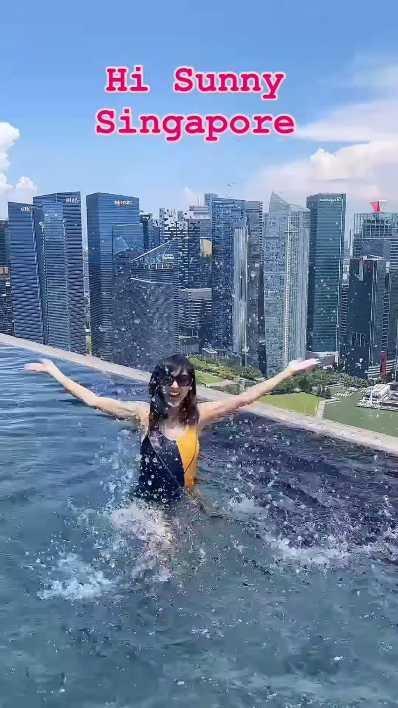 年近七旬的米雪仍皮肤白皙且四肢纤细,而且精力充沛的模样完全不输20出头的年轻女孩,相当有活力。 年近七旬的米雪仍皮肤白皙且四肢纤细,而且精力充沛的模样完全不输20出头的年轻女孩,相当有活力。