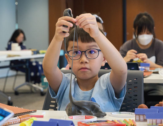 互动故事剧场:紫禁城遇上凡尔赛宫之文物悄悄话中,小朋友会运用简单材料,发挥创意,制作剧场小道具。(图片来源:故宫文化博物馆) 互动故事剧场:紫禁城遇上凡尔赛宫之文物悄悄话中,小朋友会运用简单材料,发挥创意,制作剧场小道具。(图片来源:故宫文化博物馆)