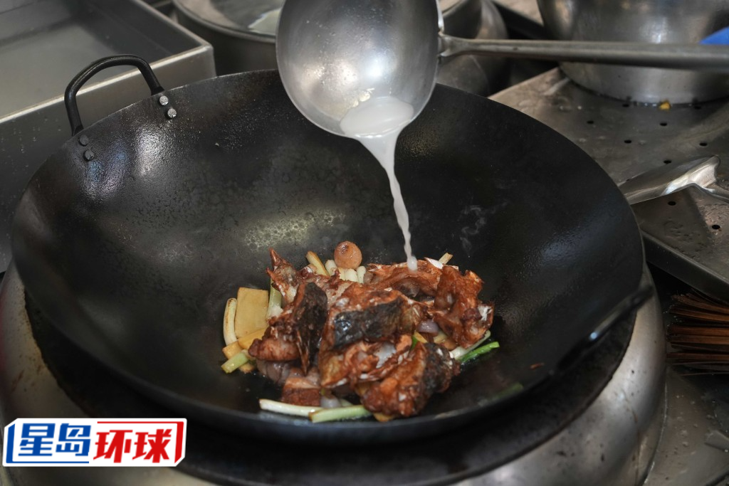 白胡椒香葱焗鱼云讲究镬气。 白胡椒香葱焗鱼云讲究镬气。