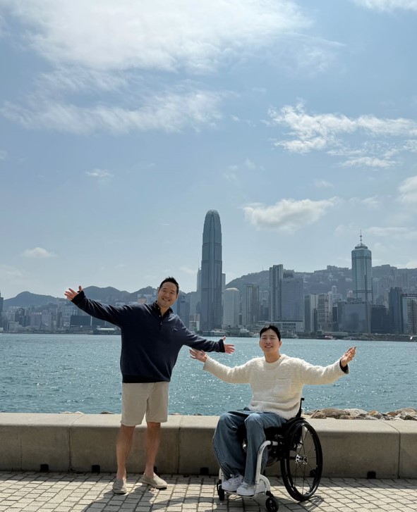 日前,韩国半瘫YouTuber朴伟上载一则在他与友人到香港吃喝玩乐的影片。 日前,韩国半瘫YouTuber朴伟上载一则在他与友人到香港吃喝玩乐的影片。