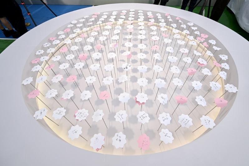 李兆基设灵,大型帐篷悼念区内有花池,载有不同人士留下的致意。 李兆基设灵,大型帐篷悼念区内有花池,载有不同人士留下的致意。