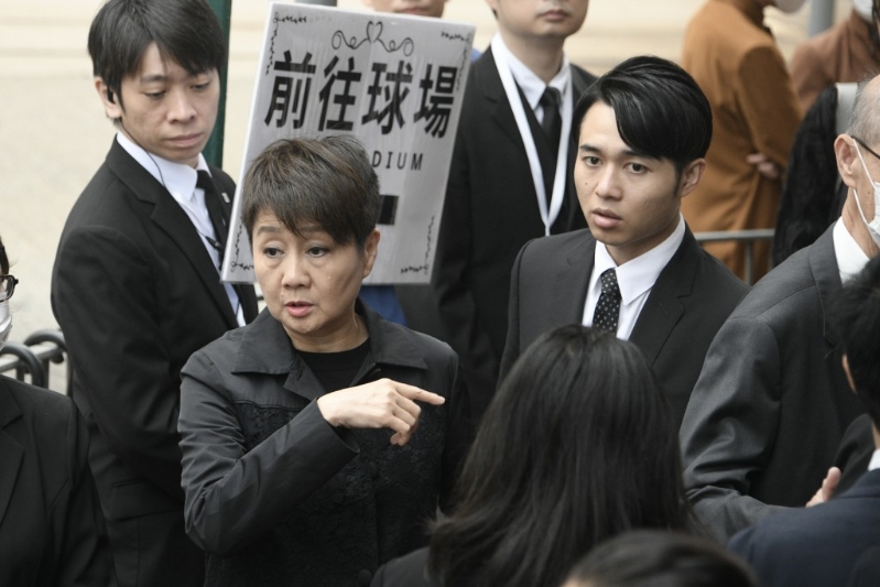 已故赌王何鸿燊四太梁安琪,及其长子何猷亨。(陈浩元摄) 已故赌王何鸿燊四太梁安琪,及其长子何猷亨。(陈浩元摄)