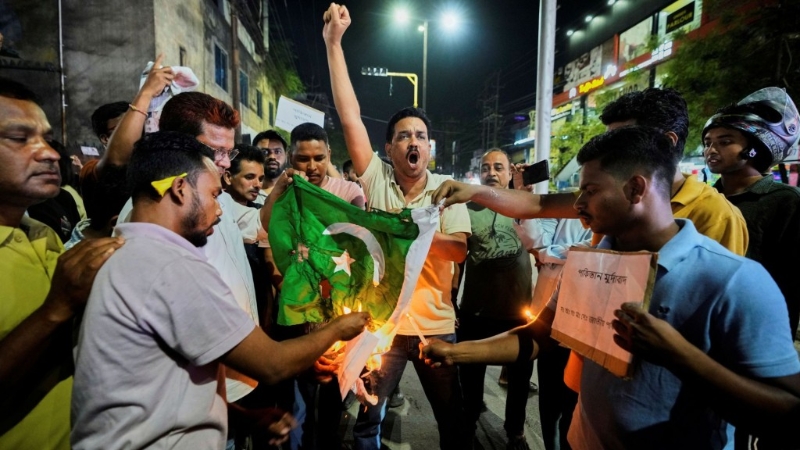 印度古瓦哈提民众焚烧巴基斯坦国旗,抗议武装分子杀害游客。 美联社 印度古瓦哈提民众焚烧巴基斯坦国旗,抗议武装分子杀害游客。 美联社