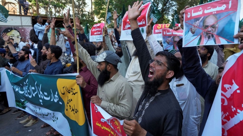 巴基斯坦卡拉奇民众抗议印度中止执行与巴基斯坦共享水资源的条约。 美联社 巴基斯坦卡拉奇民众抗议印度中止执行与巴基斯坦共享水资源的条约。 美联社