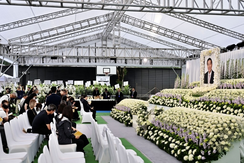 悼念区以白色鲜花为主调。 刘骏轩摄 悼念区以白色鲜花为主调。 刘骏轩摄