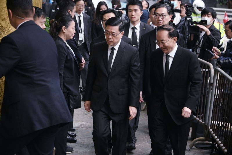 行政长官李家超到场吊唁。 (陈浩元摄) 行政长官李家超到场吊唁。 (陈浩元摄)