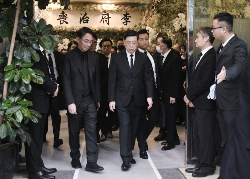 李家超逗留十多分钟,李家杰、李家诚陪同离开。 (陈浩元摄) 李家超逗留十多分钟,李家杰、李家诚陪同离开。 (陈浩元摄)