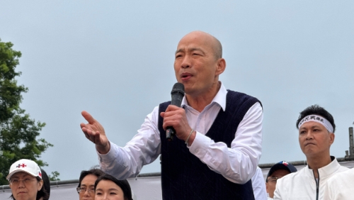 国民党26日在凯道举行 “反绿、战独裁,凯道一起站出来!”活动,“立法院长”韩国瑜上台致词。 国民党26日在凯道举行 “反绿、战独裁,凯道一起站出来!”活动,“立法院长”韩国瑜上台致词。