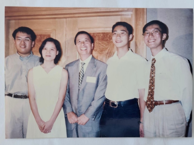 许正宇(左一)当年获颁“李兆基奖学金”入读牛津大学,与李兆基(左三)合照。.jpg 许正宇(左一)当年获颁“李兆基奖学金”入读牛津大学,与李兆基(左三)合照。.jpg