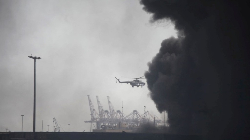 伊朗南部阿巴斯港发生重大爆炸,现场不断冒出浓密的黑烟。 伊朗南部阿巴斯港发生重大爆炸,现场不断冒出浓密的黑烟。