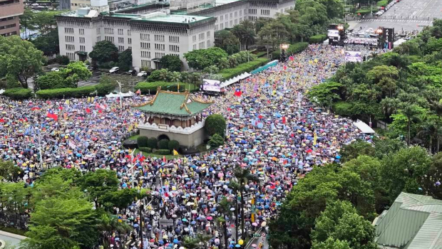 国民党号召426上凯道“反绿战独裁”,景福门空拍画面超震撼。 国民党号召426上凯道“反绿战独裁”,景福门空拍画面超震撼。