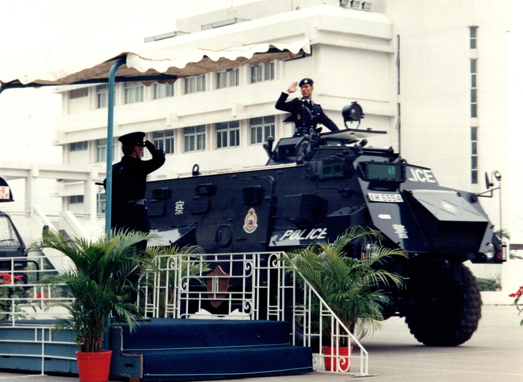 曾于1993年接受警察机动部队的训练。 曾于1993年接受警察机动部队的训练。