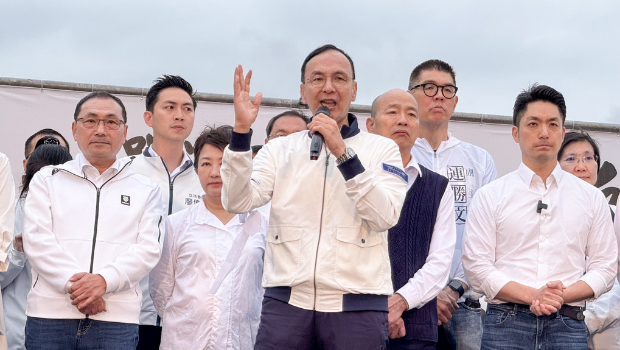 国民党26日在凯道举行 “反绿、战独裁,凯道一起站出来!”活动,党主席朱立伦上台致词。 国民党26日在凯道举行 “反绿、战独裁,凯道一起站出来!”活动,党主席朱立伦上台致词。