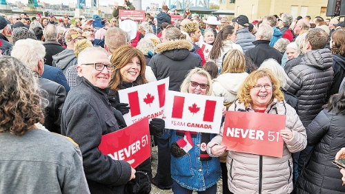 当地时间4月26日,加拿大安大略省,在总理、自由党党首卡尼的竞选集会上,民众举着“绝不成为美国第51个州”的标语 当地时间4月26日,加拿大安大略省,在总理、自由党党首卡尼的竞选集会上,民众举着“绝不成为美国第51个州”的标语