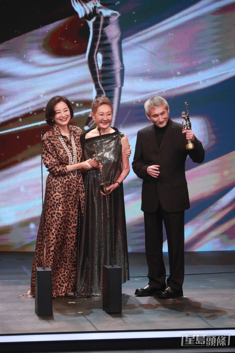 林青霞为二人颁发终身成就奖 林青霞为二人颁发终身成就奖