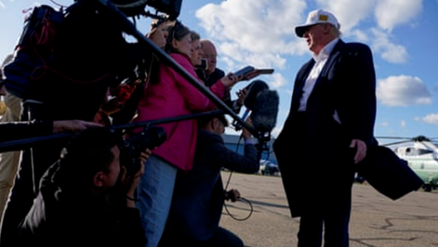 当地时间27日,特朗普在美国新泽西州莫里斯敦市一机场登机前向记者发表讲话 当地时间27日,特朗普在美国新泽西州莫里斯敦市一机场登机前向记者发表讲话