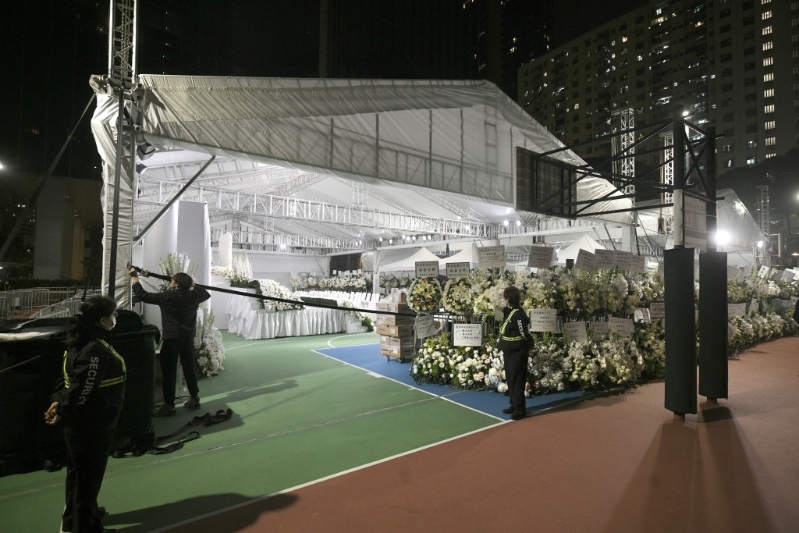 大型帐篷悼念区昨晚(27日)开放至晚上7时。陈浩元摄 大型帐篷悼念区昨晚(27日)开放至晚上7时。陈浩元摄