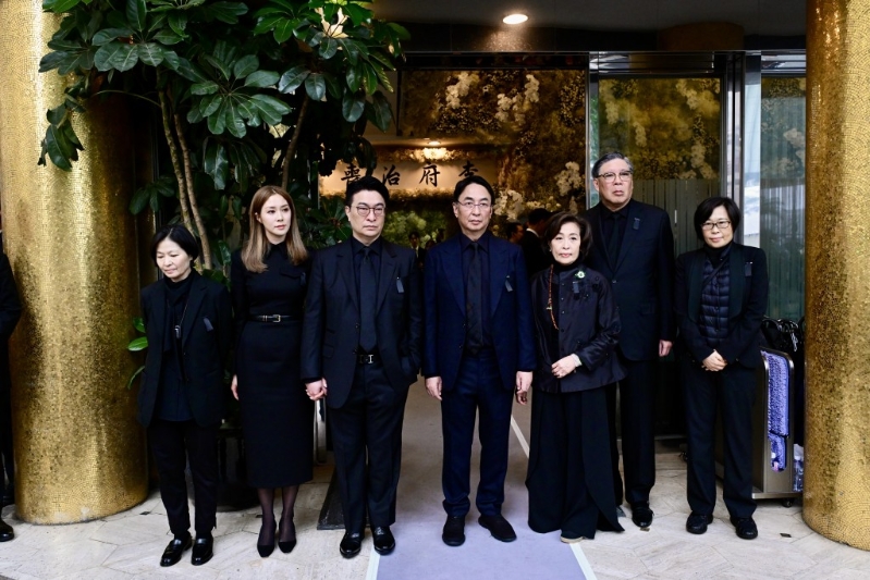 李兆基家人在香港殡仪馆外见传媒。 刘骏轩摄