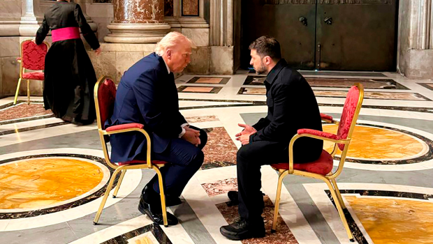 美国总统特朗普回忆26日在梵蒂冈与乌克兰总统泽连斯基的短暂谈话,他认为泽连斯基已准备好放弃克里米亚半岛。 美国总统特朗普回忆26日在梵蒂冈与乌克兰总统泽连斯基的短暂谈话,他认为泽连斯基已准备好放弃克里米亚半岛。