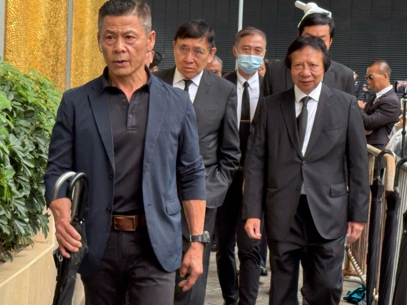 新地新地主席兼董事总经理郭炳联、前联席主席郭炳江一同到场。