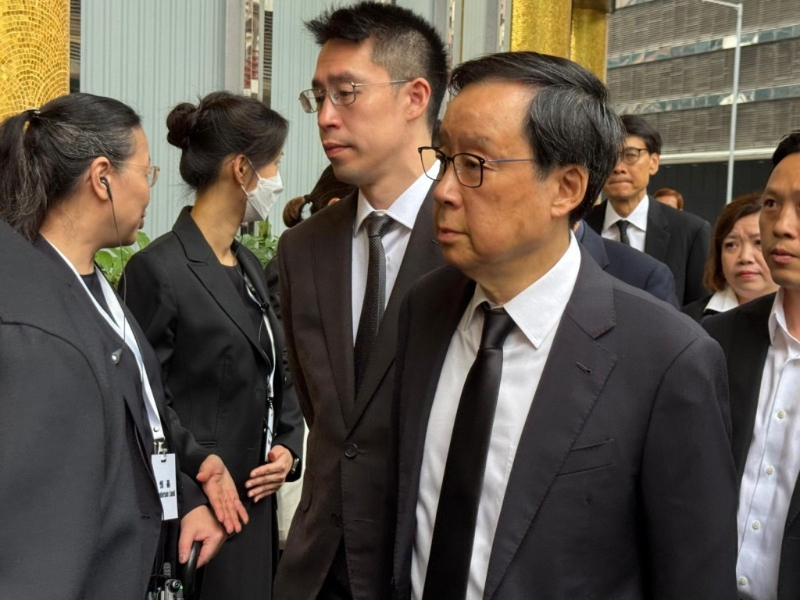 新地执行董事郭基煇、副董事总经理雷霆到场。