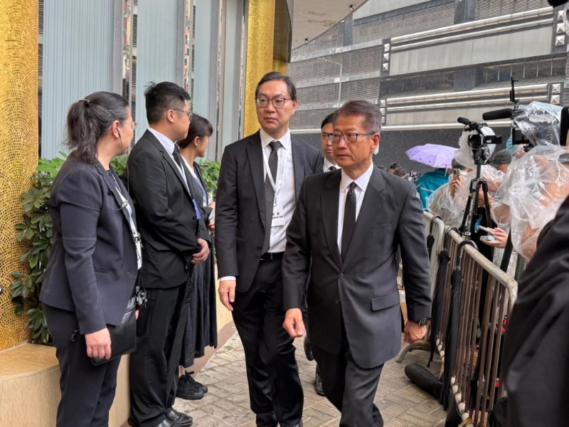 财政司司长陈茂波(右)。 财政司司长陈茂波(右)。