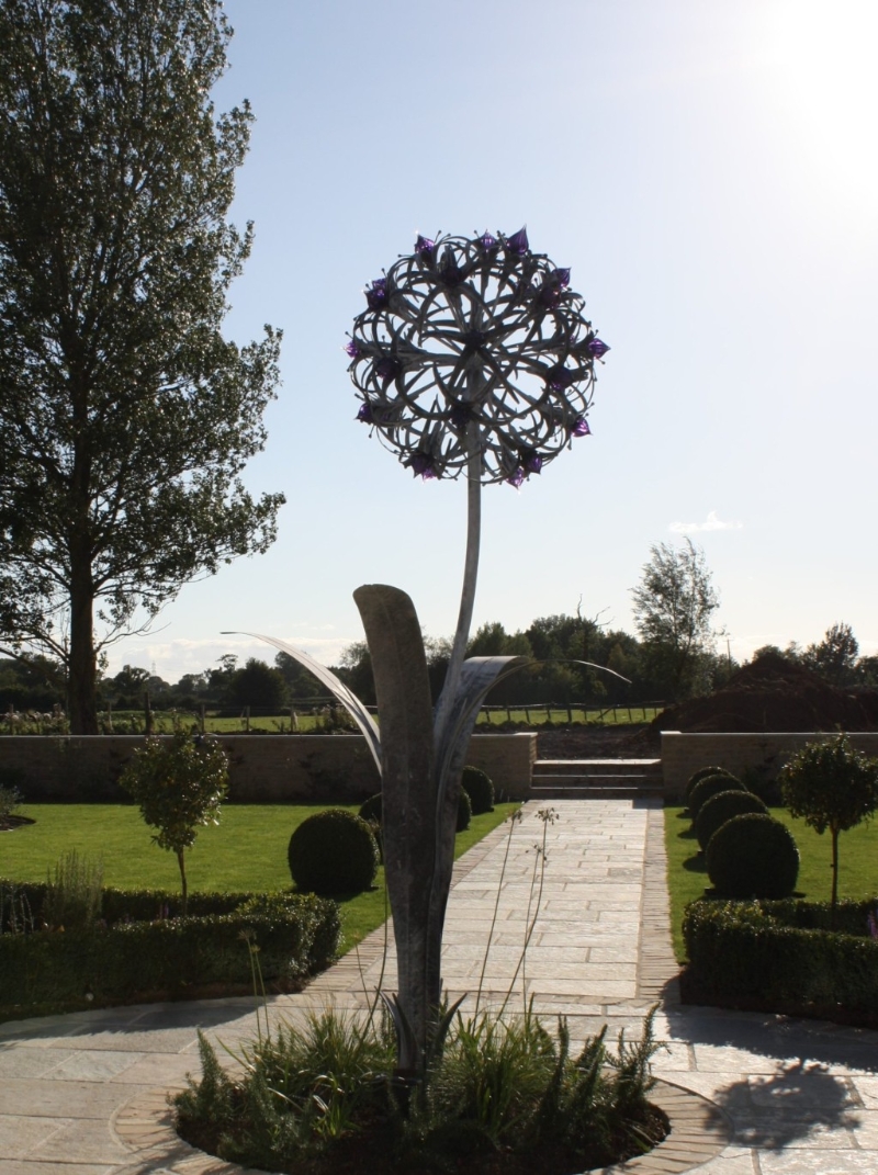 The Henderson 旁边的艺术花园添置英国艺术家 Jenny Pickford 创作的大型绣球葱花形态雕塑艺术装置《Allium》,象征着生命的坚韧与不屈精神。 The Henderson 旁边的艺术花园添置英国艺术家 Jenny Pickford 创作的大型绣球葱花形态雕塑艺术装置《Allium》,象征着生命的坚韧与不屈精神。