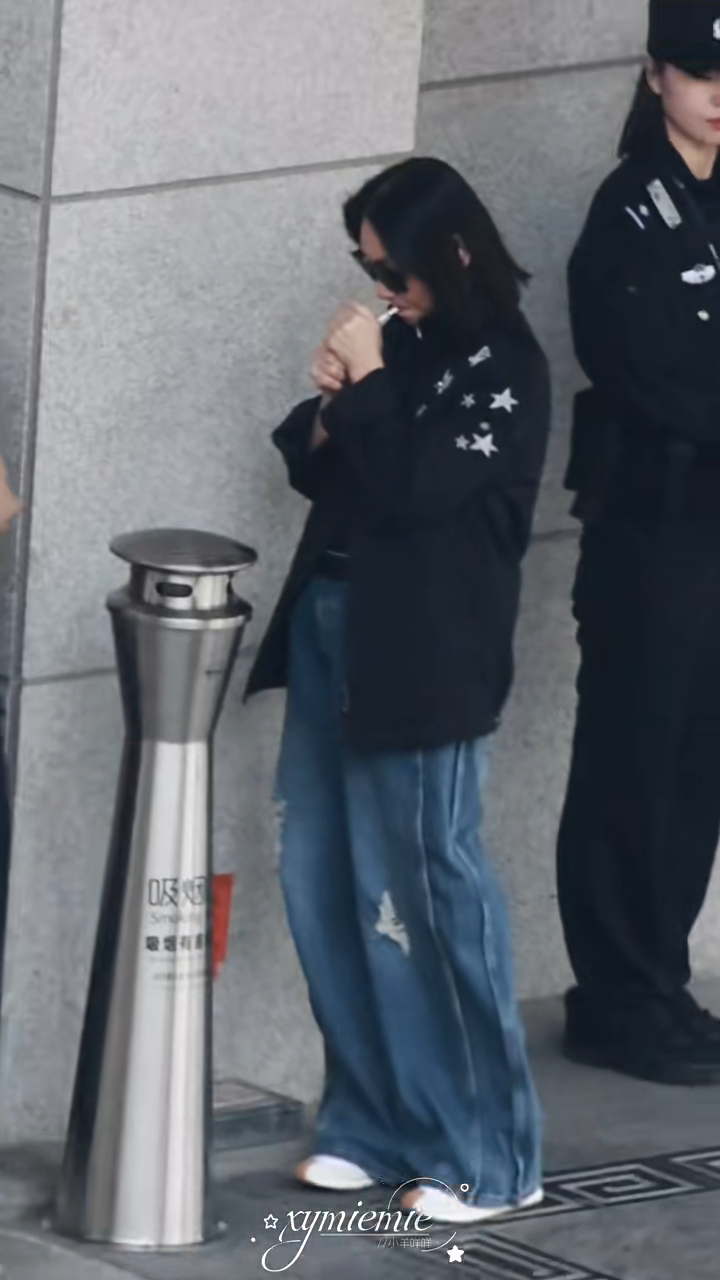 惠英红现身内地参与华表奖颁奖礼,被捕获于街头抽烟。 惠英红现身内地参与华表奖颁奖礼,被捕获于街头抽烟。