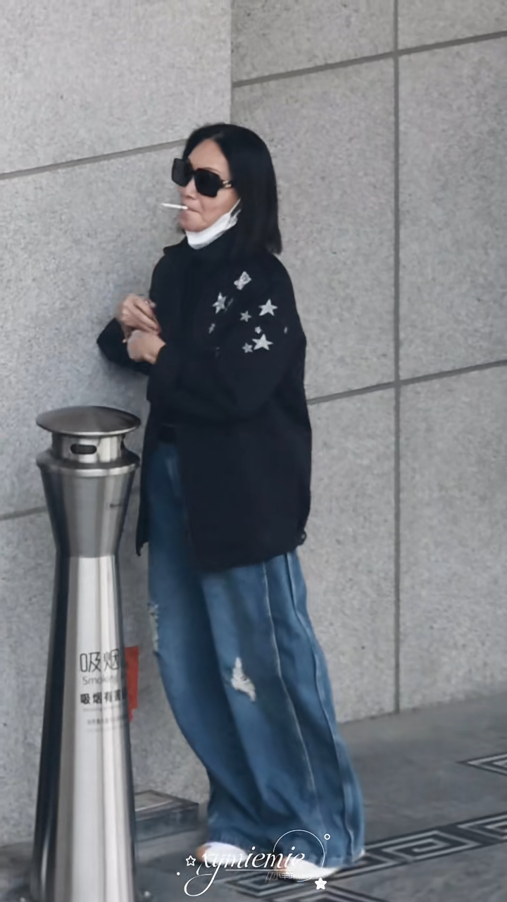 惠英红抽烟技巧纯熟。 惠英红抽烟技巧纯熟。