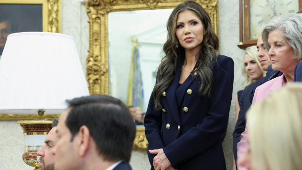 美国国土安全部长诺姆手袋被偷去,成为瞩目新闻。 美国国土安全部长诺姆手袋被偷去,成为瞩目新闻。