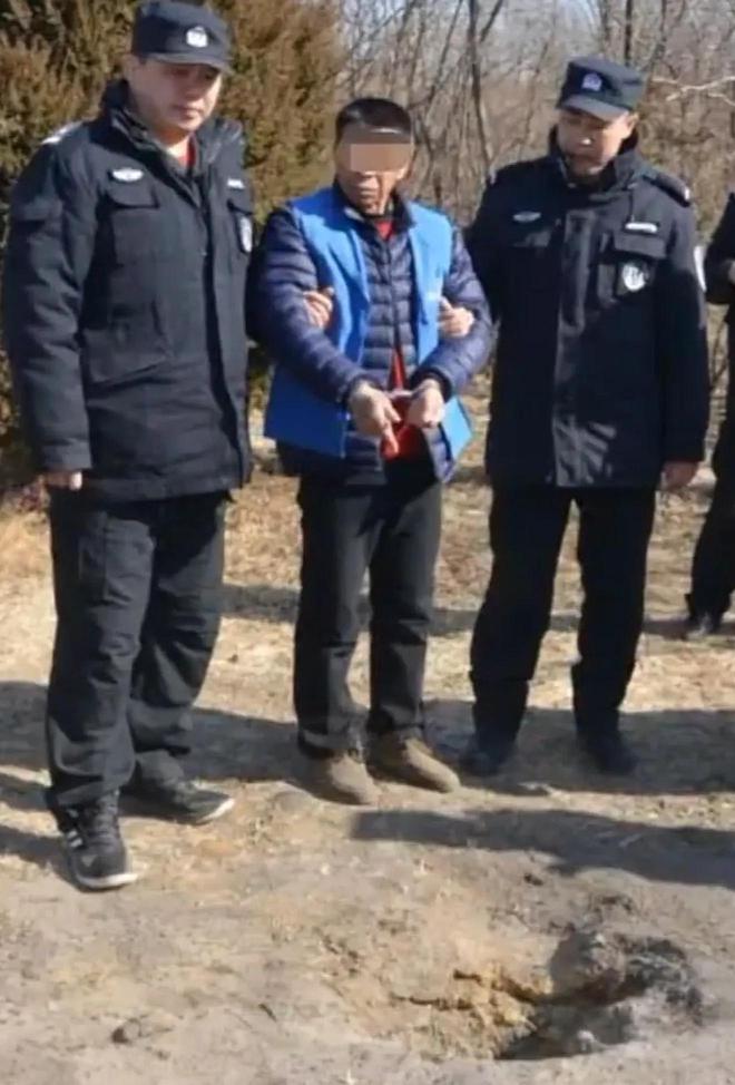 王某东因耕地矛盾,用炸药炸死3名侄女。 王某东因耕地矛盾,用炸药炸死3名侄女。