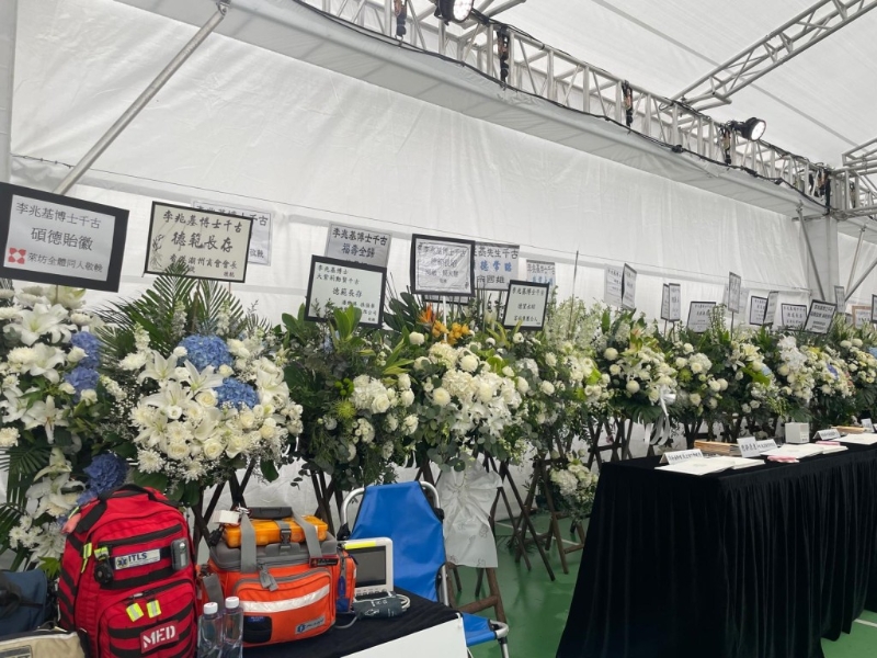 各界人士赠送的花牌。 各界人士赠送的花牌。