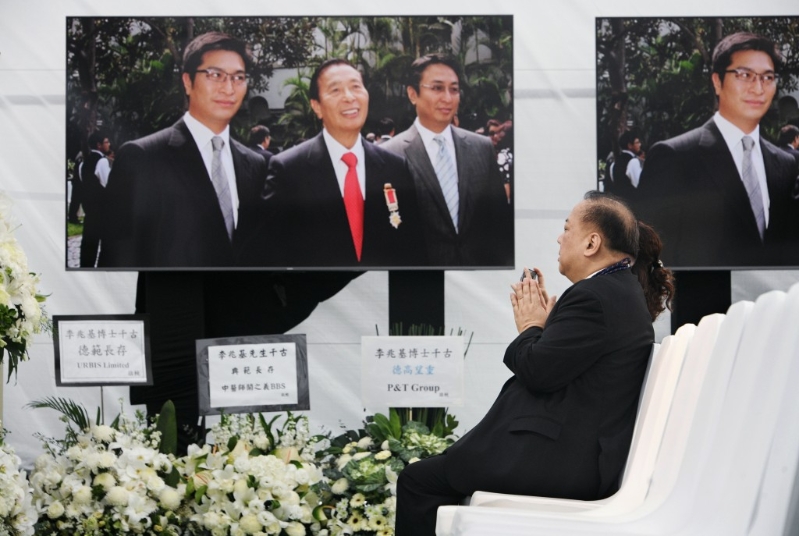 李兆基今(28日)举行团体公祭及大殓出殡仪式。 李兆基今(28日)举行团体公祭及大殓出殡仪式。