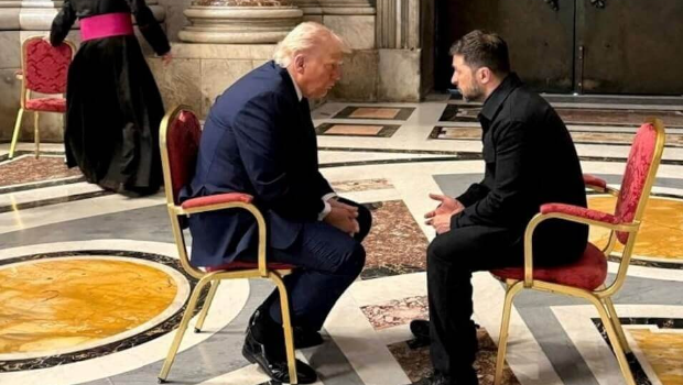 特朗普(左)上周六在教宗方济各丧礼开始前,与泽连斯基(右)短暂会面。 特朗普(左)上周六在教宗方济各丧礼开始前,与泽连斯基(右)短暂会面。