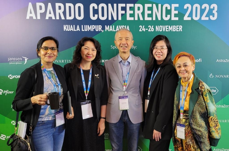 曾建平(中)前年代表本港出席亚太罕见疾病组织联盟会议。 受访者提供 曾建平(中)前年代表本港出席亚太罕见疾病组织联盟会议。 受访者提供