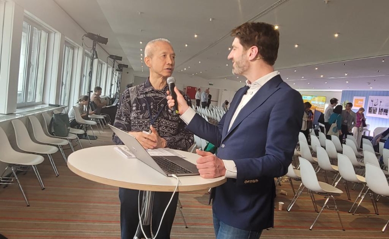 曾建平出席国际会议时接受外国传媒访问。 受访者提供 曾建平出席国际会议时接受外国传媒访问。 受访者提供