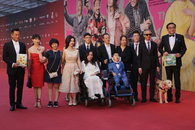 曾建平及其他罕见病病友获邀出席2018年金像奖颁奖礼,踏上红地毯。 受访者提供 曾建平及其他罕见病病友获邀出席2018年金像奖颁奖礼,踏上红地毯。 受访者提供