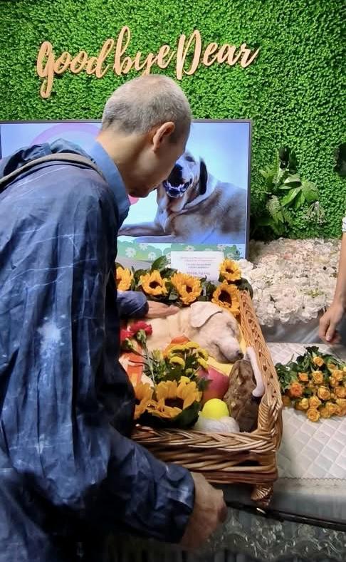 上月初,曾建平出席Deanna的告别式,依依不舍。 受访者提供 上月初,曾建平出席Deanna的告别式,依依不舍。 受访者提供